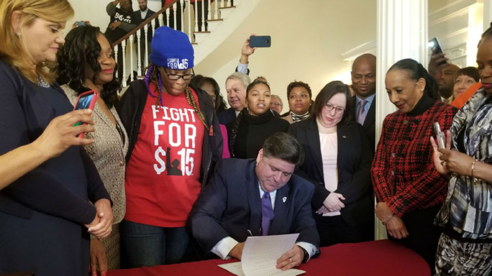 Gov. Pritzker signs minimum wage increase into law